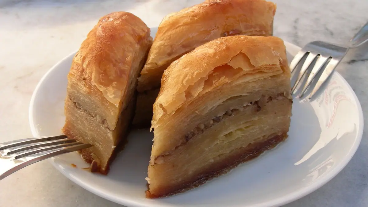 Tudor Cakes and Shakes – cake shop in Strathaven town centre